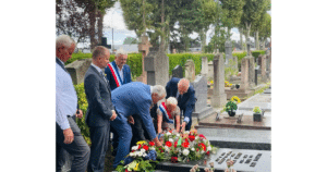 Dépôt de gerbe sur la tombe de Joseph Rey, à l'occasion du 70ᵉ anniversaire des rencontres franco-allemandes des maires