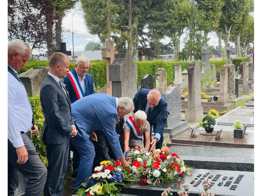 Dépôt de gerbe sur la tombe de Joseph Rey, à l'occasion du 70ᵉ anniversaire des rencontres franco-allemandes des maires